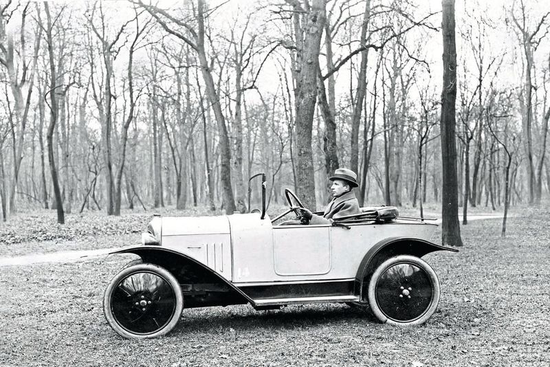 Aufgrund der Anordnung der Sitze sowie seiner originellen Farben ging der Citroën 5HP als „Petit Citron“ (die kleine Zitrone) in die Geschichte ein.  (Citroën )
