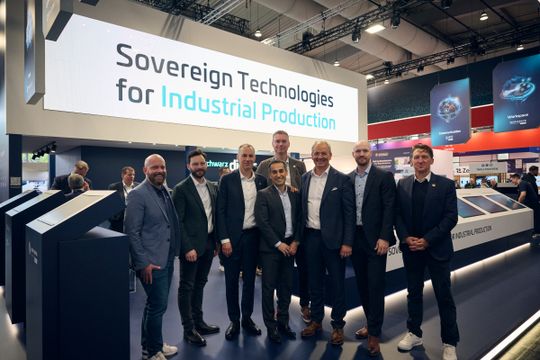 Die Verantwortlichen von Siemens und Schwarz Digits auf dem Messestand der Hannover Messe 2026.(Bild:   Jonathan Schule/Schwarz Digits)