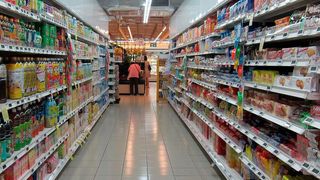 Der umsatzstärkste Teil mit Lebensmitteln bleibt in einer Hand. (Bild: gemeinfrei)