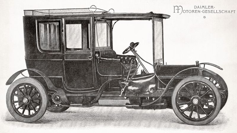 Ein Simplex 28 PS Coupe, gebaut von 1901 bis 1905. Interessantes Detail: Anders als die Limousine hat das Coupe die Tür für die Passagiere rechts anstatt links. Fast alle Simplex-Modelle verfügten über einen Vierzylinder-Reihenmotor mit einem Hubraum von 6.786 cm³. Seine Leistung betrug anfangs 40 PS, dann 45 PS. (Bild:  Mercedes-Benz AG)