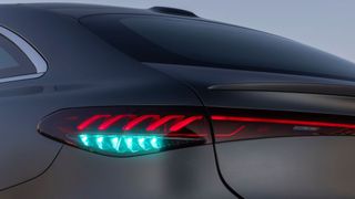 Mercedes-Benz testet in den USA türkise Leuchten. Sie sollen signalisieren, dass das Fahrzeug gerade eigenständig fährt. (Bild: Mercedes-Benz)