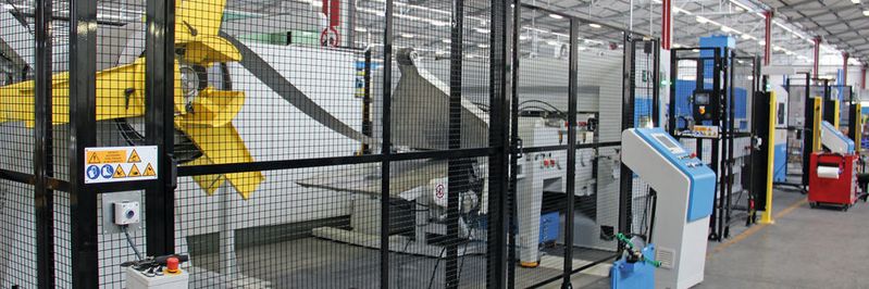 Vom Coil zum fertigen Blechteil: In seiner Produktion setzt Elleci auf eine kombinierte Stanz-Laser-Linie von Dalcos.(Bild:  Itasse)