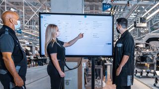 Digitale Assistenzsysteme für die Mitarbeiter in der Fertigung unterstützen den „Lean“-Gedanken. (Mercedes-Benz)