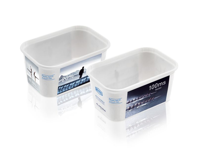 Netstal zeigt auf der Fakuma Live die Herstelllung dieser im IML-Verfahren (In-Mould-Labelling) entstehenden Margarineverpackungen, die lediglich 10,7 g auf die Waage bringen. (Bild: Netstal)