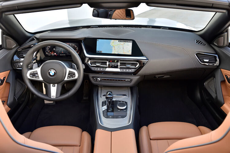 Das Cockpit ist komplett digital, die Mittelkonsole BMW-typisch zum Fahrer hin orientiert. (BMW)