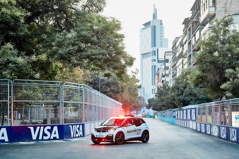 Nach seiner Präsentation in Santiago de Chile hat das neue BMW i8 Coupé Qualcomm Safety Car seinen ersten Renneinsatz beim ABB FIA Formula E Championship absolviert. (BMW)