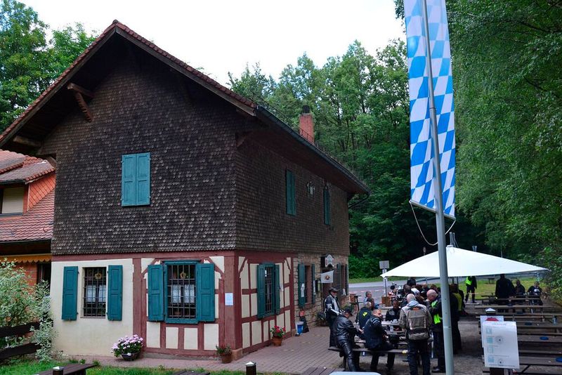 Obwohl es ein bekannter Bikertreff ist, hat der Wirt so viele Motorräder auf einmal auch erst selten gesehen. (Bild: Dotzler, Dominsky, Lacher, Maderner, Michel, Rosenow, Schweitzer/»kfz-betrieb“)