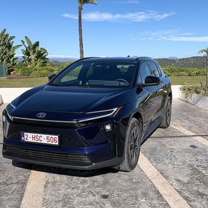 An der Front sind die schlanken Scheinwerfer nun durch eine neue zentrale LED-Lichtleiste verbunden. Überarbeitet hat Toyota auch den unteren Kühlergrill und den Stoßfänger. Sie wirken nun dreidimensionaler. (Bild:  Schmidt - VCG)