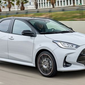 Den überarbeiteten Yaris gibt es ausschließlich als Hybrid.(Bild:  Toyota)