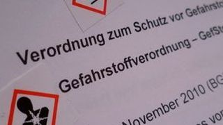 Die neue Richtlinie VDI 3975 Blatt 3 beschreibt neben dem Betrieb eines Gefahrstofflagers auch die Errichtung, Erweiterungen und Stilllegung. (Gabriele Janssen / pixelio.de)