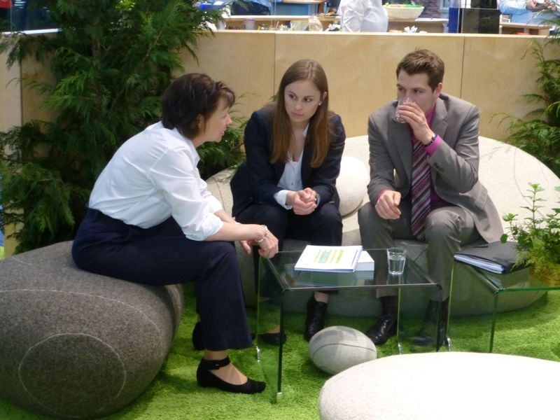 Impressionen von der diesjährigen Analytica, Halle B1/B2 Labortechnik und Career Day. Unser Key Accounter Benjamin Wahler (rechts) und Julia Karg beim Gespräch am Stand von Labware.  Weitere aktuelle Bilder und Nachrichten finden Sie auf unserer Landingpage zur Analytica, in unserem Visitorguide zur Messe oder in den kommenden Tage auch auf der Bildergalerie-Übersichtsseite (Bild: Back/LABORPRAXIS)