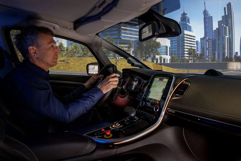 In den so genannten „massiven“ Simulationen, die in der Cloud durchgeführt werden, wird der digitale Zwilling Millionen von Straßensituationen ausgesetzt, um ihn unter allen möglichen Bedingungen zu testen. (Bild: Autoren-Union Mobilität/Renault)