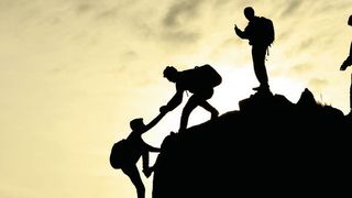 Nicht nur beim Bergsteigen und Klettern entscheidet das Vertrauen in die Weggefährten über den Erfolg der Unternehmung, auch in der Arbeitswelt gehört Vertrauen zu den Erfolgsfaktoren. (© crazymedia/Fotolia.com)