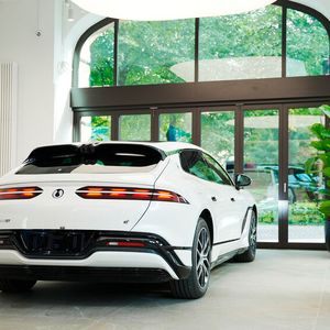 In München können Interessenten sich jetzt über die Modelle von BYDs Premiummarke Denza informieren.(Bild:  BYD)