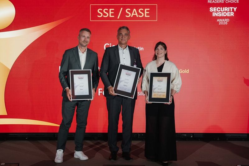 In der sechsten und letzten Security-Kategorie „SSE/SASE“ nimmt den Silber-Award für Fortinet Dirk Benecke (Mitte) entgegen, Gold geht an Hewlett Packard Enterprise, vertreten durch Elisabeth Berg (rechts), und über Platin freut sich für Cisco Florian Neubauer (links). (Bild: Manuel Emme Fotografie)