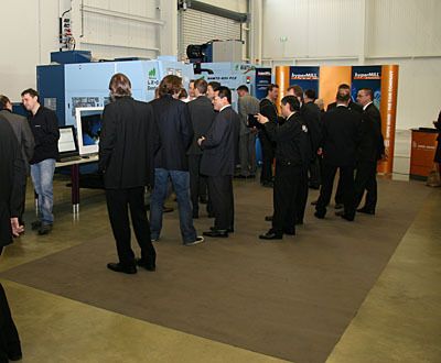 Die Fertigungszelle Maxia Cublex-25 im Fokus vieler Besucher. (Archiv: Vogel Business Media)