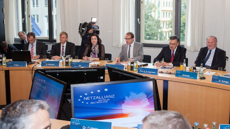 Die Netzallianz traf sich zum zweiten Mal und disktuierte eifrig. (Foto: BMVI)