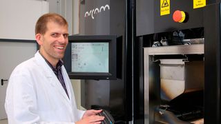 Prof. Dr. Thomas Niendorf bereitet am 3D-Drucker für Metalle den nächsten Druckvorgang vor – gemeinsam mit seinem Team an der Uni Kassel arbeitet er daran, den Prozess des Druckens zu optimieren. (Uni Kassel/Andreas Fischer)