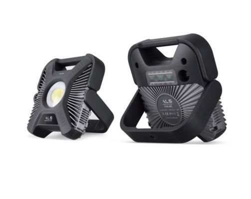 LED-Arbeitsleuchte AREA LIGHT X: Die LED-Arbeitsleuchte lässt sich einfach über Bluetooth stufenlos dimmen. Ihre lichtstarke Chip-on-Board-LED bietet in Kombination mit einem Borosilikatglas-Objektiv eine effektive Ausleuchtung des Arbeitsbereiches. Ihr robustes Aluminium-Heckgehäuse sorgt für eine gute Wärmeableitung und Schlagfestigkeit. Ein um 180 Grad drehbarer Haltebügel sichert einen stabilen Stand und ermöglicht eine variable Ausrichtung des Lichtkegels. Zudem kann die Leuchte auf einem Stativ befestigt werden. Das batteriebetriebene Gerät kann auch an eine Steckdose angeschlossen werden, Hersteller AEC Lighting Solutions, Shanghai, China. (Bild: Red Dot / AEC Lighting)