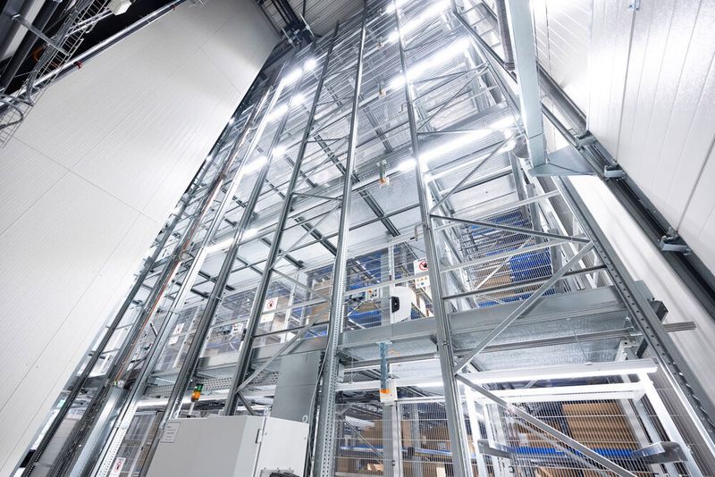 Blick auf die zwei Ebenen im Logistikzentrum von IVF Hartmann. Lediglich 400 Quadratmeter Fläche werden für die Kommissionierung der Waren benötigt, sagt Dematic, der Spezialist, der die Logistiksysteme beigesteuert hat. (K. Dobberke /  Dematic)