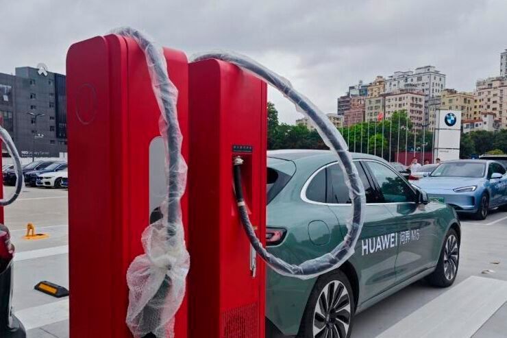 Kein Feuerlöscher, sondern Schnellladesäule: Die neuen FusionCharger von Huawei sollen Autobatterien mit bis zu 600 kW laden können.(Bild:  CarNewsChina)