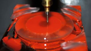 Das WZR kann Glas mit höchsten Genauigkeiten Fräsen, Schleifen und Bohren  (Bild: WZR)