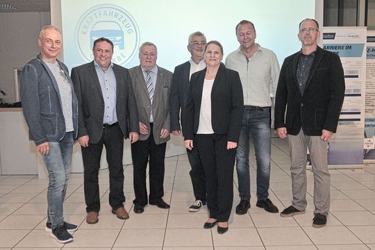 Der Vorstand der Kfz-Innung Region Dresden mit Geschäftsführerin Gabriela Msuya.(Bild:  Zietz/»kfz-betrieb«)