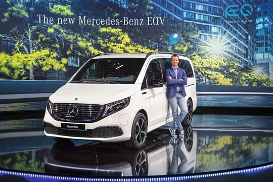 Mit der neuen Großraumlimousine EQV will Mercedes Benz alltagstaugliche E-Mobilität bieten.(Bild:  © Daimler AG)