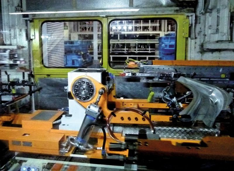Von der ersten zur zweiten Stufe wird das vorgeformte Bauteil mit dem Shuttle transportiert.  Aufgrund der Doppelwirkung in der Stufe 1 kommt hier auch eine Wendeeinrichtung ins Spiel, die das Bauteil um 180° gedreht zur Stufe zwei transportiert. Bild: Kuhn (Archiv: Vogel Business Media)