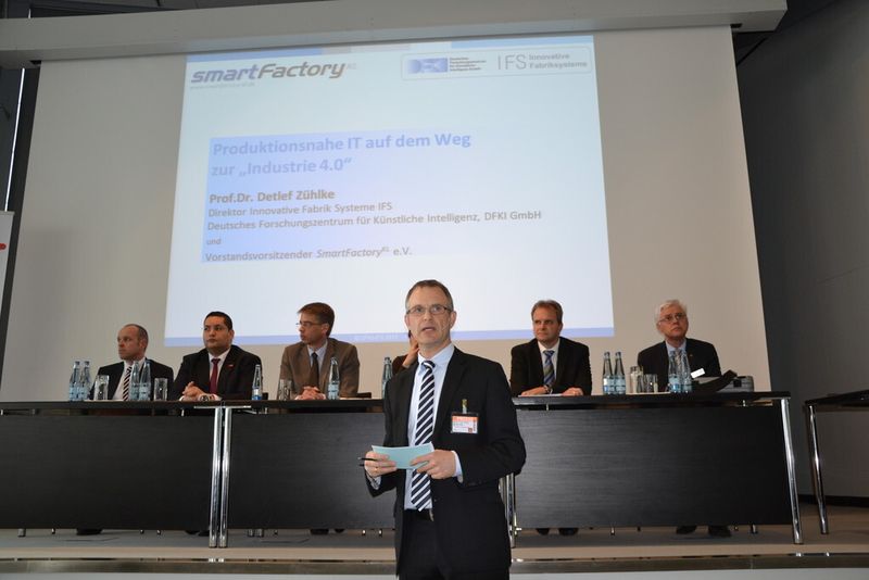 Frank Jablonski, Leiter Online bei PROCESS, begrüßte mehr als 130 Teilnehmer der MES-Tagung. (Bild: PROCESS / Hüser)