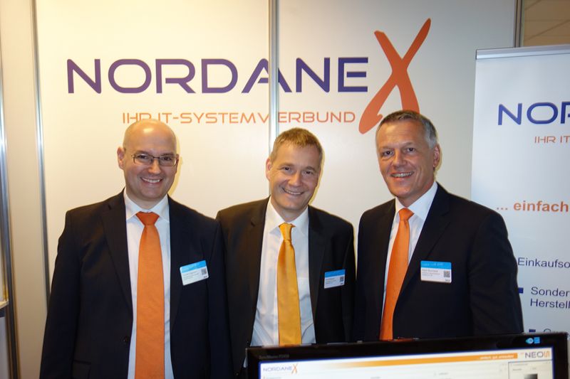(v. l.) Carsten Segelken und Ralph Warmbold, Nordanex, mit Arnd Villwock, cop software + services (m.) (Bild: IT-BUSINESS)