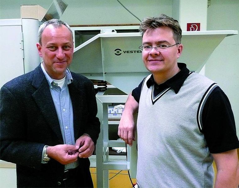 Ulrich Renger, Geschäftsführer der Vester Elektronik GmbH in Straubenhardt und Jens Hofmann, Geschäftsführer der Kummer GmbH & Co. KG arbeiten in Sachen Stanzteile eng zusammen. Bilder: Kuhn (Archiv: Vogel Business Media)