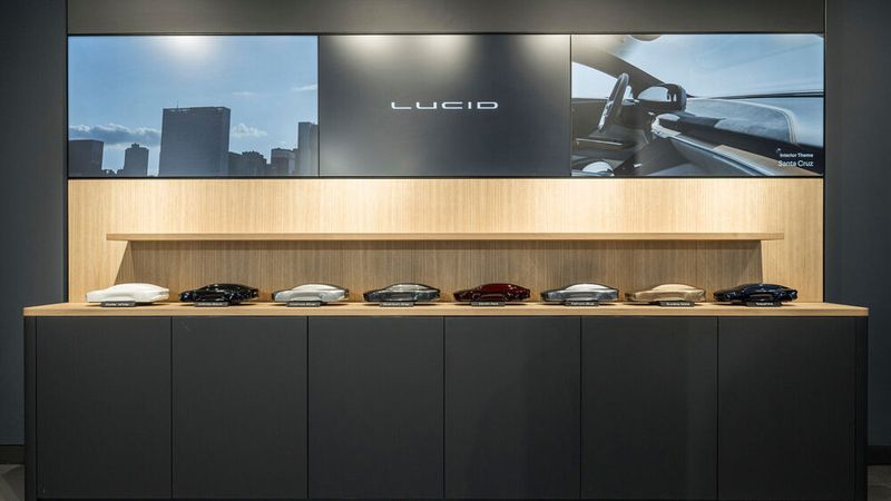 Auch wenn der Air letztlich digital bestellt wird, können die Kunden ihr Fahrzeug im Studio konfigurieren... (Bild: Lucid)