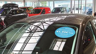 Nicht zu übersehen: Die Emil-Frey-NRW-Garage bewirbt ihr Versicherungsangebot mit Aufklebern auf den Fahrzeugen. (Bild: Emil Frey NRW-Garage)