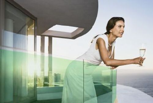 Die ultradünnen Solarfolien von Heliatek sind in verschiedenen Transparenzstufen produzierbar, wodurch beispielsweise Glasscheiben zur Energiegewinnung eingesetzt werden können. (Bild: Corbis / Heliatek)