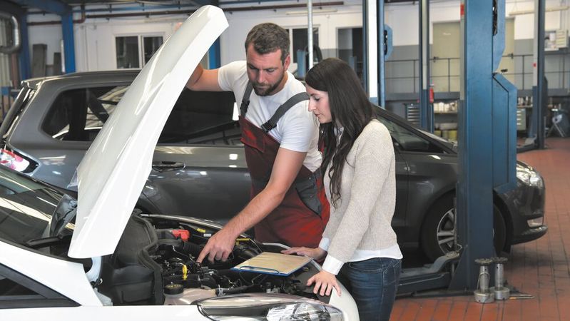 Wie können Werkstätten bei jüngeren Kunden punkten? Hierfür lohnt sich ein Blick in die Statistik.(Bild:  industrieblick - stock.adobe.com)