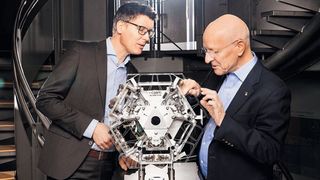 Alexandre Pauchard und Claude Nicollier betrachten ein in 3D gedrucktes System für das von der Europäischen Kommission im Rahmen von Horizont 2020 finanzier­te Projekt  PULSAR. «Wir verwandeln Technologie in Hoffnung.» (Bild: Guillaume Perret)