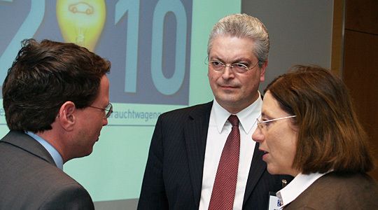 Bevor das Geheimnis gelüftet wird, noch eine kurze Absprache der Jurymitglieder (v. li.) Marc Gounaris und Michael Tziatzios (beide Dekra) sowie Prof. Anita Friedel-Beitz. (Archiv: Vogel Business Media)