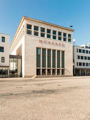Die Wappenhalle von außen: Vier Jahrzehnte diente sie als repräsentatives Empfangsgebäude des alten Flughafen München, bis am 17. Mai 1992 der Flugbetrieb in München-Riem eingestellt wurde.  (Fotograf/Copyright:Fotograf/Copyright: Stefan Bausewein/Vogel Business Media)
