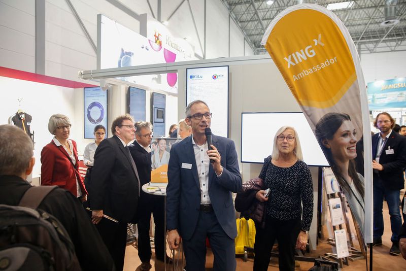 Die traditionelle Xing-Messelounge mit Gruppenmoderator Peter Reinhardt fand dieses Jahr auf dem Forschungsgemeinschaftstand Rheinland Pfalz in Halle 7A der Medica statt. Doch nur weniger Mitglieder der Medizintechnik-Community haben sich dazu dort eingefunden. Für 2019 braucht es daher ein neues Konzept.  (Ministerium für Wirtschaft, Verkehr, Landwirtschaft und Weinbau, Rheinland-Pfalz)