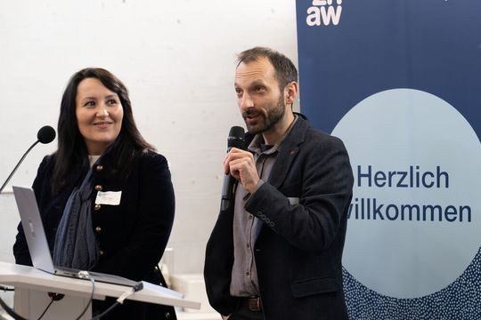 Adisa Trnjanin, als Vertreterin des Instituts für Chemie und Biotechnologie, und Norman Juchler, als Vertreter des Instituts für Computational Life Sciences, präsentierten am Computational Life Sciences Day 2026 den Competence Cluster in Digital Diagnostics, der die beiden Institute verbindet(Bild:  ZHAW, Tevy)