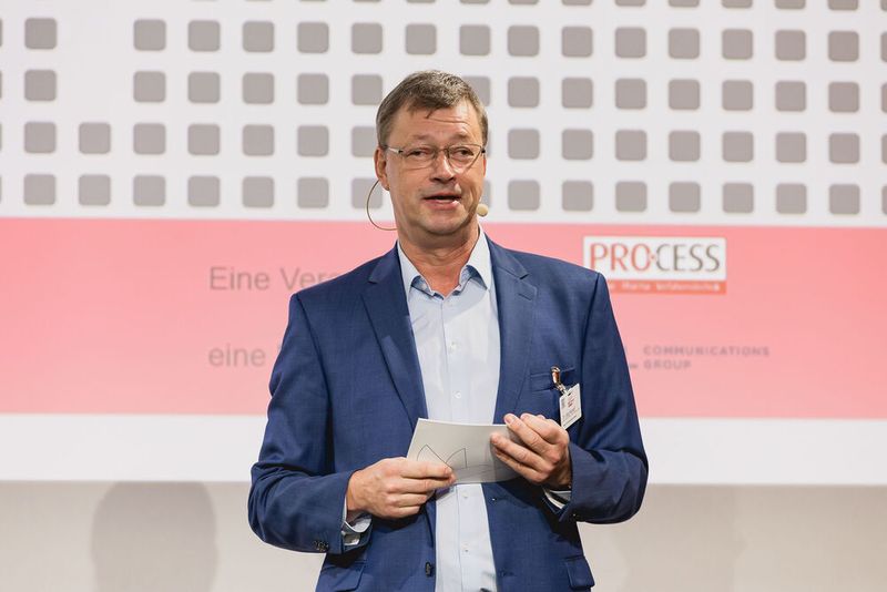 ...in Vertretung für die erkrankte Stammmoderatorin Anke Geipel-Kern. (Bild: Stefan Bausewein)