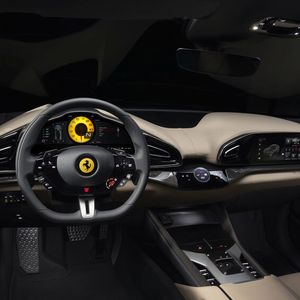 Das Lenkrad wurde wie die großen Schaltpaddel praktisch vom SF 90 übernommen.(Bild:  Autoren-Union Mobilität / Ferrari)