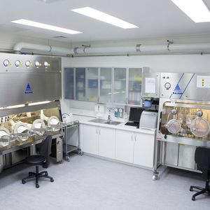 Sterililtätstests im Isolator vermeiden falsch positive Ergebnisse.