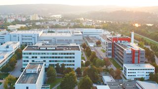 Vergangenes Jahr hatte Infineon angekündigt, an seinem Produktionsstandort in Regensburg bis zu 500 Stellen einsparen zu wollen. Nun wurde bekannt gegeben, dass das dort beschäftigte 80-köpfige Team zur Entwicklung von Testlösungen für Leistungshalbleiter zum Servicedienstleister Teradyne wechselt. (Bild: Infineon)