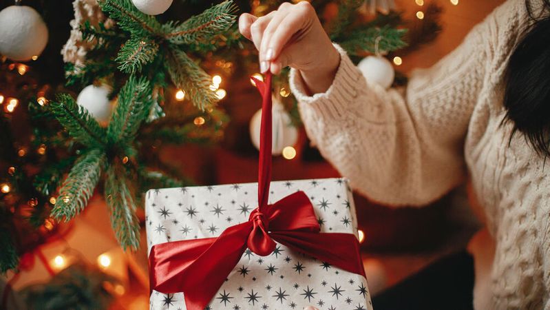 Security‑Insider wünscht frohe Weihnachten und schöne Geschenke. Doch bleiben Sie wachsam: Fakeshops und KI‑Fälschungen boomen und auch nicht jedes elektronische Gerät ist sicher vor Angriffen.(Bild: ©  sonyachny - stock.adobe.com)
