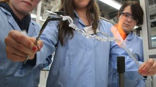 Catharina Koch, Talita Marzocchi und Michelle Schreier (v.l.n.r) haben beim MINT-Girls-Camp bei Provadis in verschiedene Berufsfelder hineingeschnuppert. (Foto: Provadis)