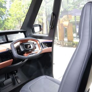 Der Fahrer sitzt im Fomm Two mittig in dem weitgehend digital eingerichteten Cockpit.(Bild:  Jama)