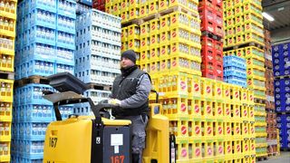 Helfen Hövelmann, den Durst der Kunden zu löschen: die Niederhubkommissionierer MO25 von Yale. (Bild: Yale)