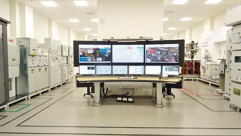 Inmitten von Schaltanlagen und Systemen steht das Überwachungs-Cockpit des Smart Lab. (ABB)